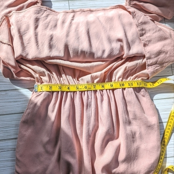 Romeo & Juliet Couture Flutter Sleeve Cut Out Romper in Peach Size Large - Picture 10 of 15